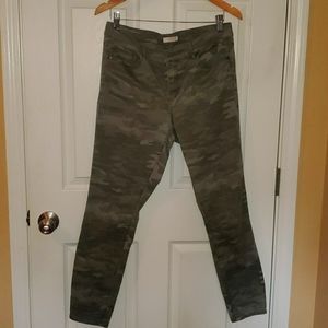 LOFT Camouflage Pant Size 10